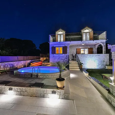 Pinia Villa *