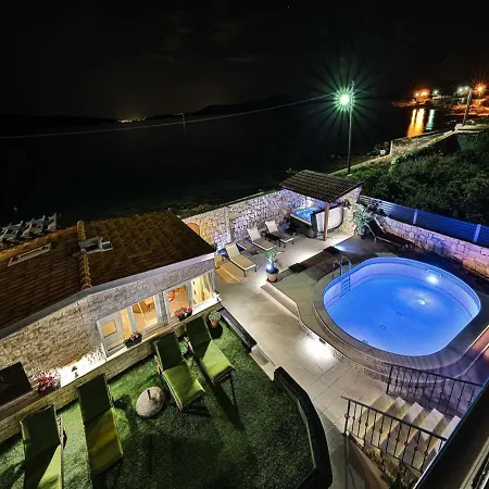 Pinia Villa Mali Drvenik